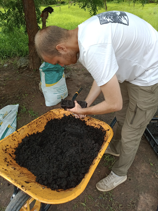 Making a mini-compost – Transjardins